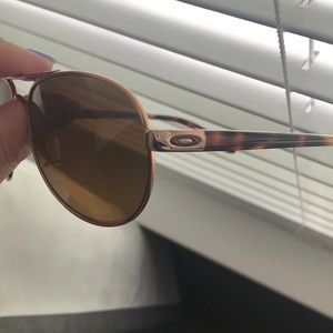 Oakley tiebreaker polarized rose gold sun glasses
